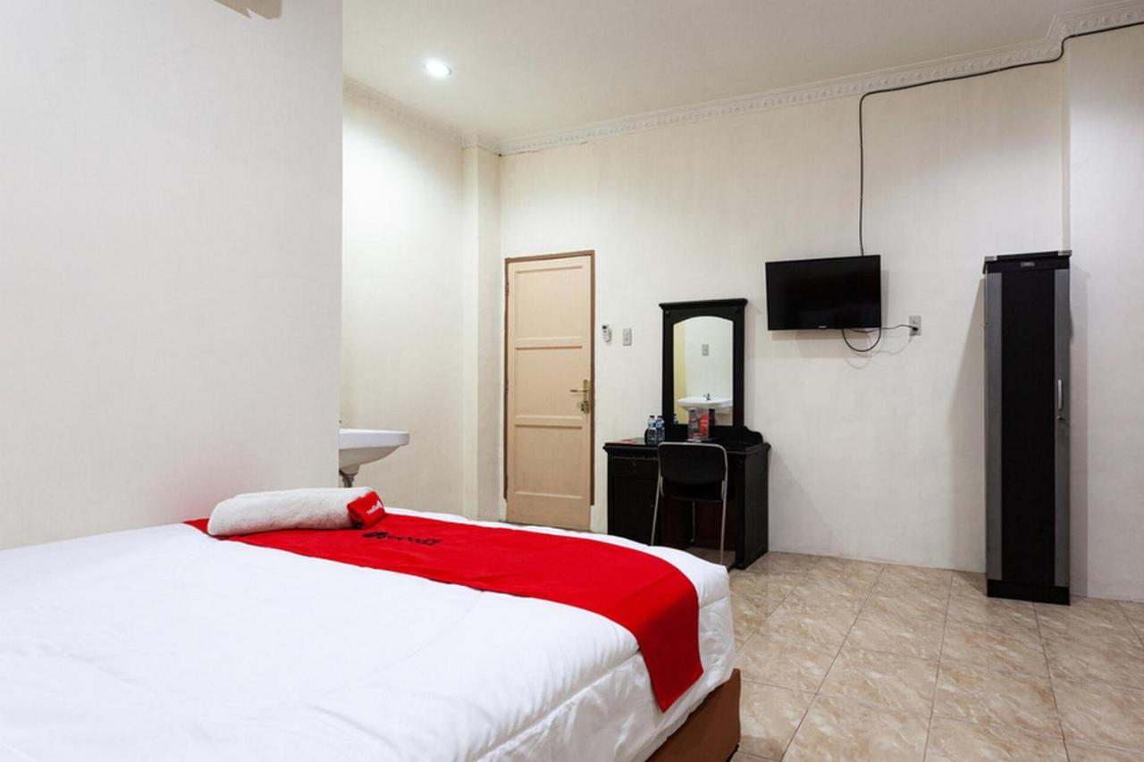 Готель Reddoorz Near Yuki Simpang Raya Mall Medan 2 Екстер'єр фото